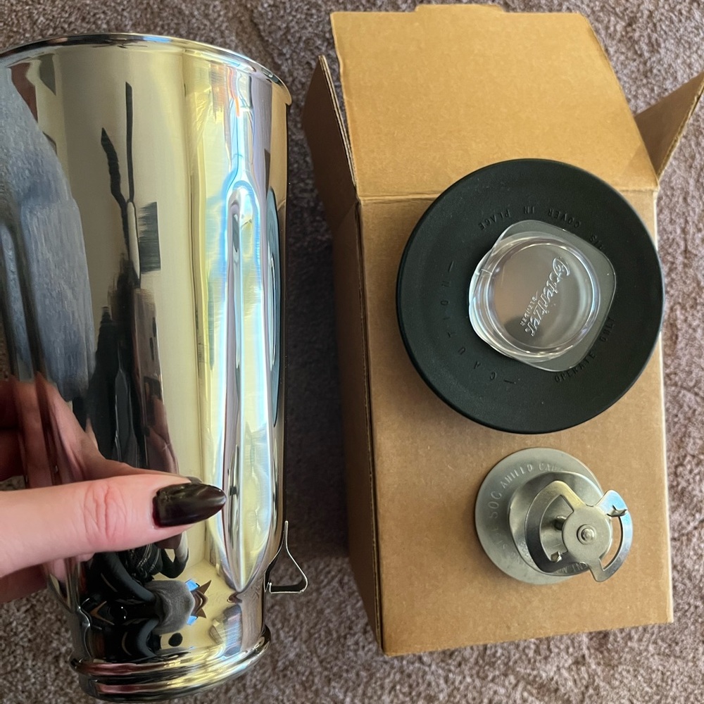 Osterizer Oster Milkshake Cup with blades and lid NEW